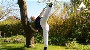 Løft benet mod lodret med løkken omkring foden