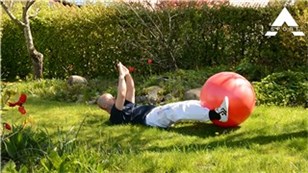 Placer dig i forhold til gymnastikbolden