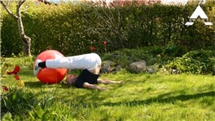 løft gymnastikbolden hele vejen bag dit hoved