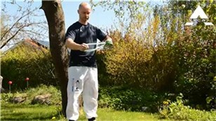 Placer dig ved et træ, væg, ribbe eller lignende med sjippetovet