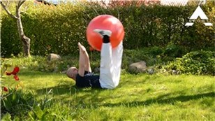 Løft gymnastikbolden til lodret og retur igen