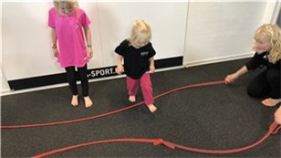 ..over brusende bølger