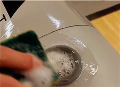 Hæld sæbevand til ventilen