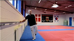 Udgangsposition til løft med 2 kg ankelvægt