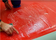 Påfør sæbevand og marker hullet