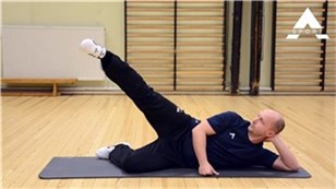 Læg dig på siden på en yogamåtte