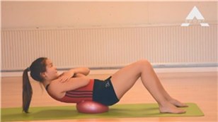 Statisk maveøvelse på lille bold