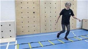 Sidelæns ud og ind af agilitystigen