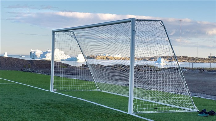 Montering af net på et fodboldmål