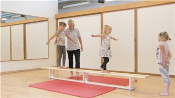 Motorikøvelser - gymnastikbænken