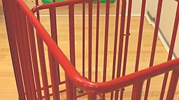 Montering af skillevæg i boldvogn