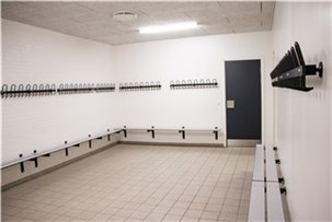 Omklædningsbænk enkelt. Vægmontering