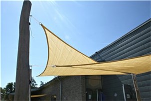 Trekantet solsejl incl. 3 stolper i robinetræ