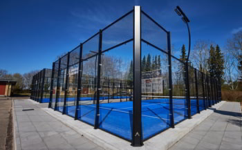 To udendørs padelbaner fra A-Sport ved Tølløse Tennisklub.