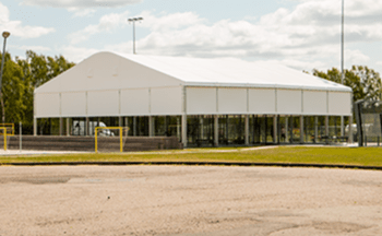 To overdækkede padelbaner i Tirstrup