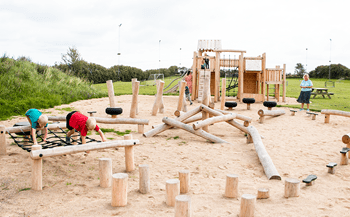 Naturlegeplads i robinietræ på Fursund Skole