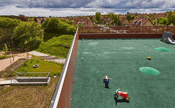 Legeplads med helstøbt gummibelægning på taget af daginstitution i Risskov