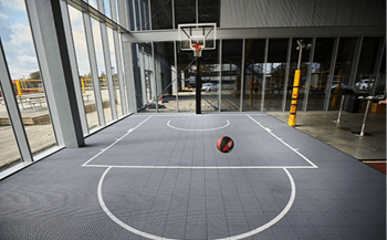 Basketballstativer med VersaCourt-gulv samt bordtennis i Hafnia Hallen.