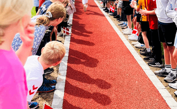 Længdespringsbane i helstøbt gummibelægning på Kildebakkeskolen