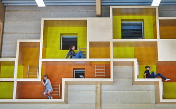 Motorikunivers med en vertikal labyrint på væggen i Søholt Hallen