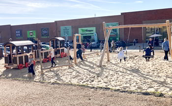 Legeplads med legeredskaberne i robinia træ ved shoppingcenter i Skive