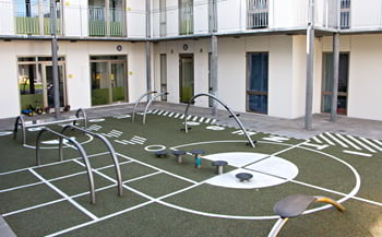 Udendørs fitness anlæg med fitnessudstyr og helstøbt gummibelægning i Aarhus Nord