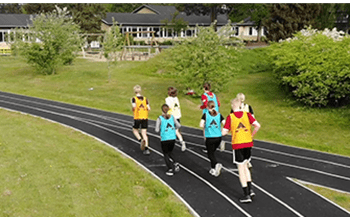 Løbebane af sort helstøbt genbrugsgummi på Mønsted skole