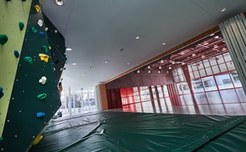 Indretning af gymnastiksale og idrætshaller med kvalitetsudstyr som vertikale labyrinter, basketballstativer, håndboldmål, bouldervæg og ribber fra A-Sport til moderne bevægelses- og læringsmiljøer.