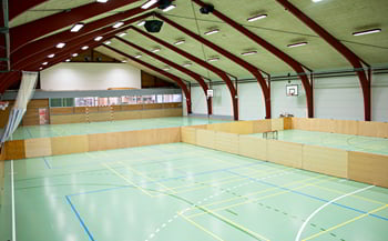 Opdeling af idrætshal med bandeplader i Grænsehallerne