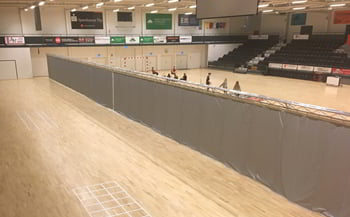 Indretning af idrætshallen med kvalitetsudstyr som miljødug fra A-Sport til halopdeling i Sparekassen Thy Arena Mors