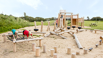 Børn leger på naturlegeplads fra A-Sport