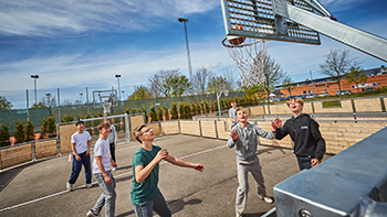 Børn spiller forskellige boldspil på A-Sport multibane