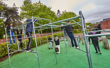 Udemiljøer med parkour- og klatrestativ og naturlegeplads på Nørrevangsskolen