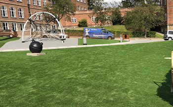 Grønne områder belagt med kunstgræs på Randers Realskole