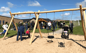 Naturlegeplads i robinia-træ med klatresystem, forhindringsbane og gyngestativer i Helsted.