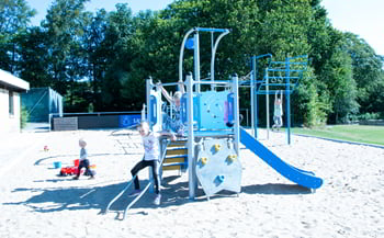 Legeplads med klatrestativ, gyngestativ samt fitness- og parkourstativ ved Idrætsforeningen Sallingsund FC.