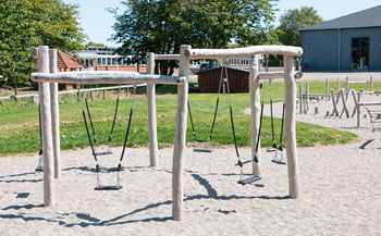 Naturlegeplads i robinie-træ med klatretårn, forhindringsbane, svævebane, gyngestativ og beachvolleybaner ved Sydmors Kultur- og Fritidscenter