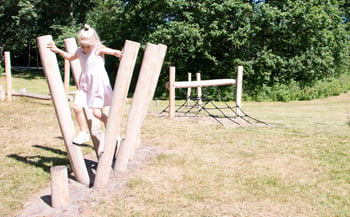 Naturlegeplads i robinia træ med motorik- og forhindringsbane samt beachvolleybane i Nykøbing Mors