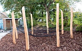 Naturlegeplads med hængekøjer, klatrestativer og gyngestativer i robinia-træ på Mårslet Skole