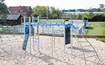 Legeplads med klatrepyramide og klatretårn på Struer Skolehjem