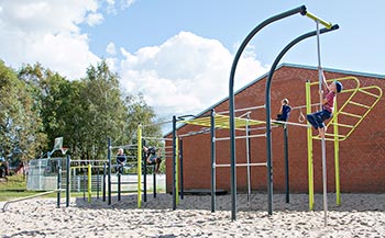 Parkour-Street workout område til styrke- bevægelses- og motoriktræning på Stoholm Skole