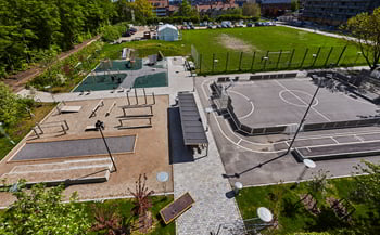 Bevægelses- og idrætsmiljøer med naturlegeplads, outdoor fitness i naturredskaber og multibane i lærketræ i Århus.