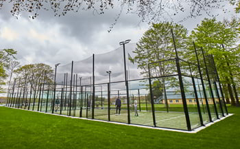 To udendørs padelbaner med belysning ved Breinholtgård Golf og Padel