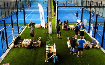 Otte indendørs padelbaner i Padellounge, Aalborg