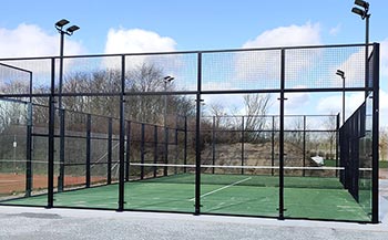 Et udendørs padelbane anlæg i Rødekro