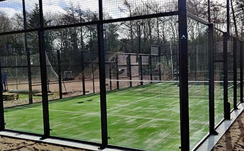 Udendørs padelbane model Vision i varmgalvaniseret stål og med lysanlæg i Løgum Idrætsforening.