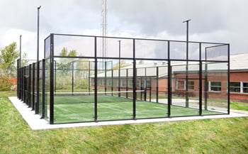 En udendørs padelbane i Skive