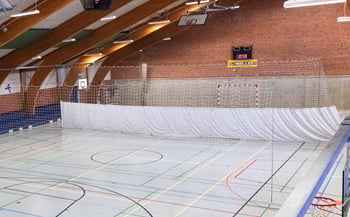 Spærrenet med miljødug til opdeling af hallen i Aabenraa