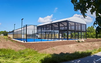 Nyt padelanlæg med to udendørs padelbaner - en med og en uden overdækning