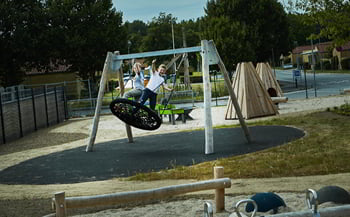 2 drenge på fuglerede gynge